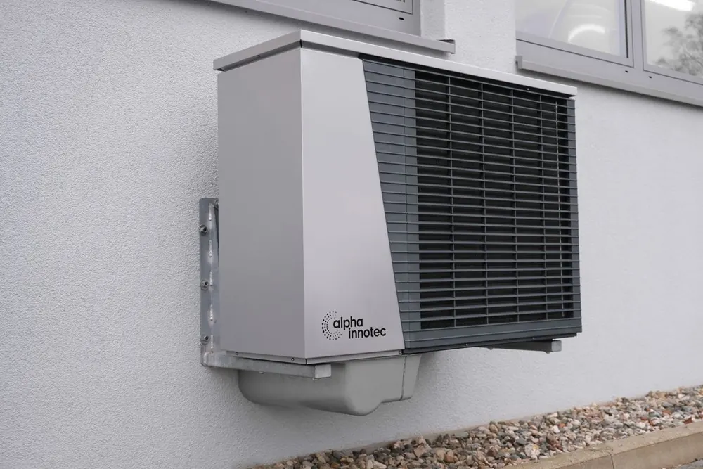 Pompa di calore installata all&rsquo;esterno di un edificio