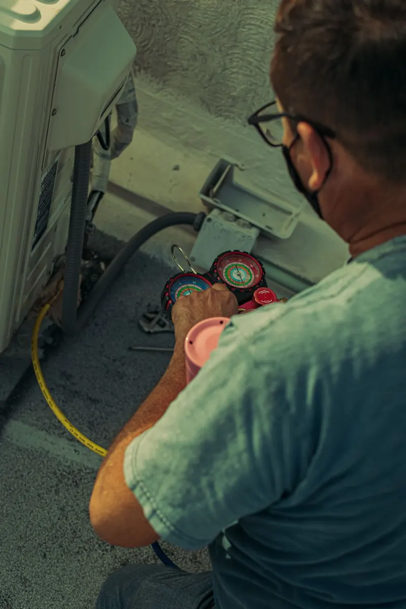 Tecnico durante la manutenzione di un climatizzatore